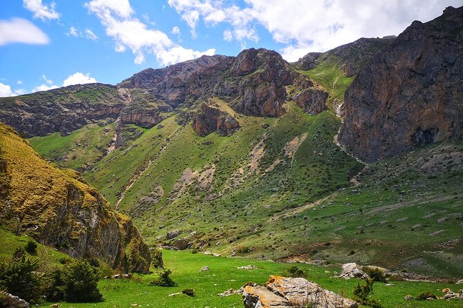 3-Day Hiking & Trekking Tour Remote Villages in Guba Azerbaijan - Day 3: Khinalug viewpoints and Guba city monuments
