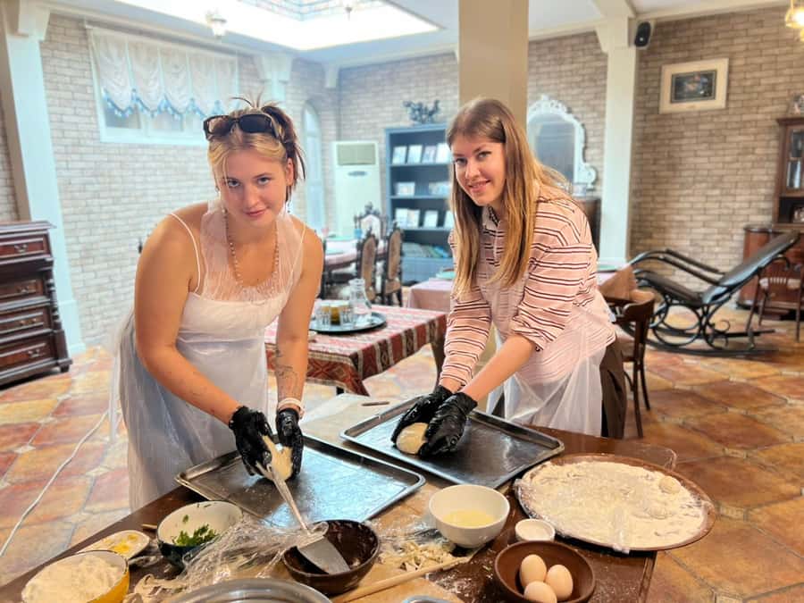 Azerbaijani Cooking Class & Old City Tour & Lunch - Walking into the Old City, starting near Bakı xanlarının sarayı kompleksi