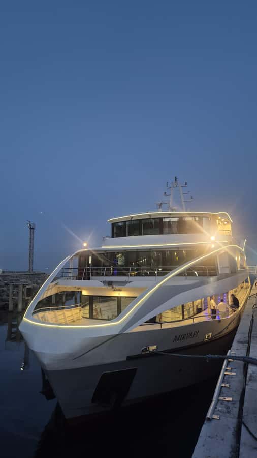 Baku: Caspian Sea Boat Tour with City Skyline Views - Crystal Hall, the world’s largest flag, and photo tips for night lighting