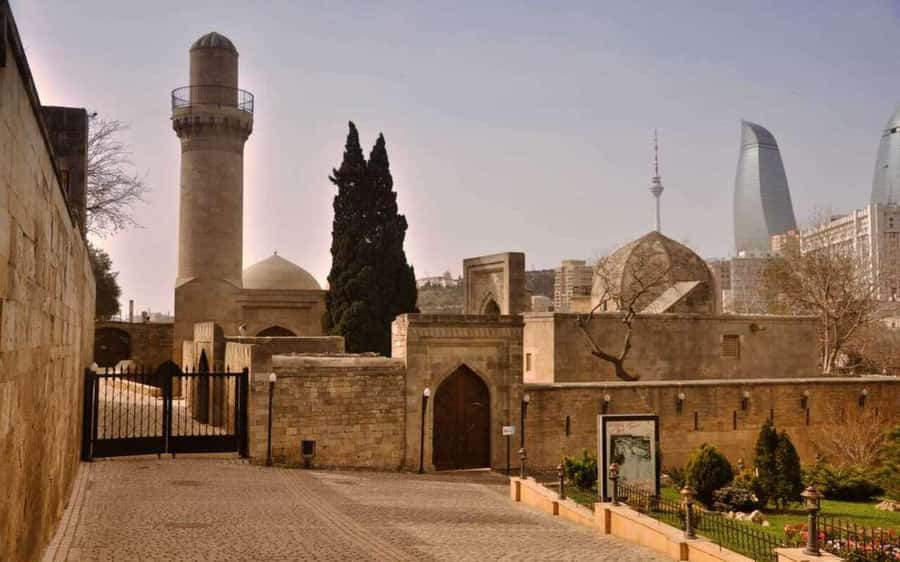 Baku City Group Tour - Guide energy and photo support that reduce stress