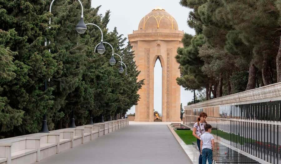 Baku: Gobustan & Absheron Group Tour + Lunch & Tickets inc - A Heat-Tested Full Day Around Absheron and Gobustan