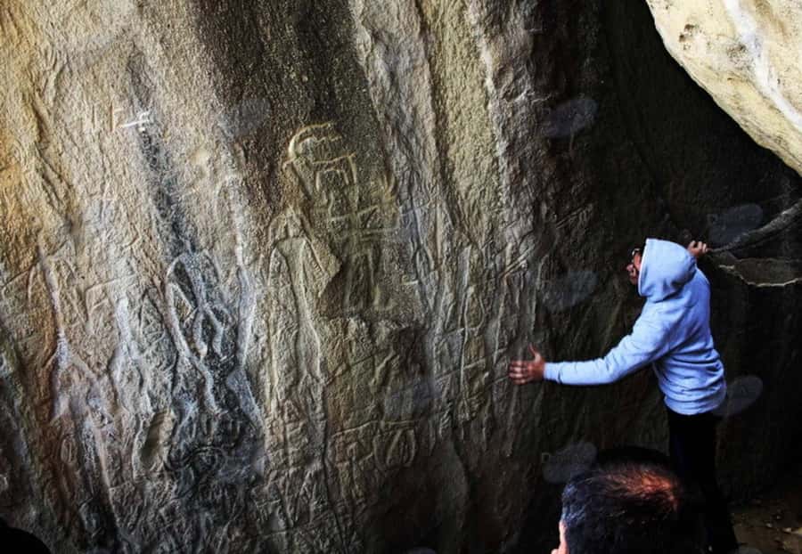 Baku: Gobustan/Absheron guided tour with lunch and tickets - Lunch at a local restaurant: fuel that keeps the day sane