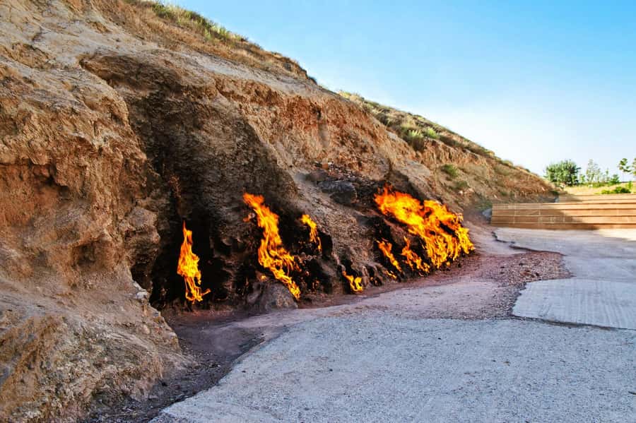 Baku: Gobustan, Mud Volcanoes & Absheron (Group or Private) - Yanardag Burning Mountain: standing close to eternal flames