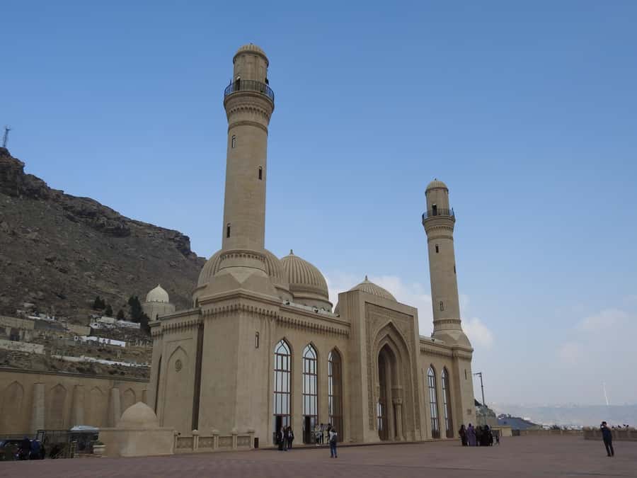 Baku: Gobustan, Volcanoes, Fire Temple and Yanardag Day Trip - Guides and Group Size: Why the Best Part Is the Person Talking