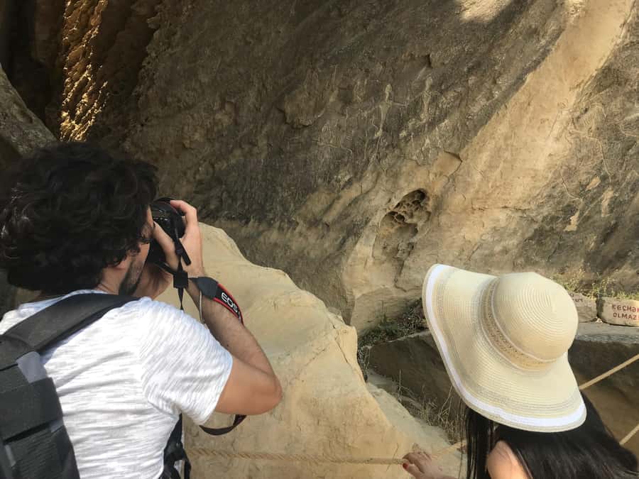Baku: Gobustan, Volcanoes, Fire Temple and Yanardag Day Trip - Pickup, The Oil Well Stop, and How the Day Sets Its Theme