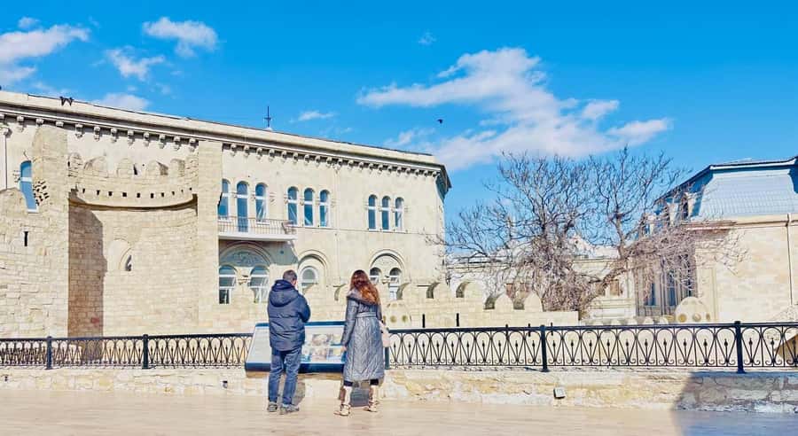 Baku: Inner City Walking Tour. - House with a Chain: a quick story stop that breaks up the fortress feeling