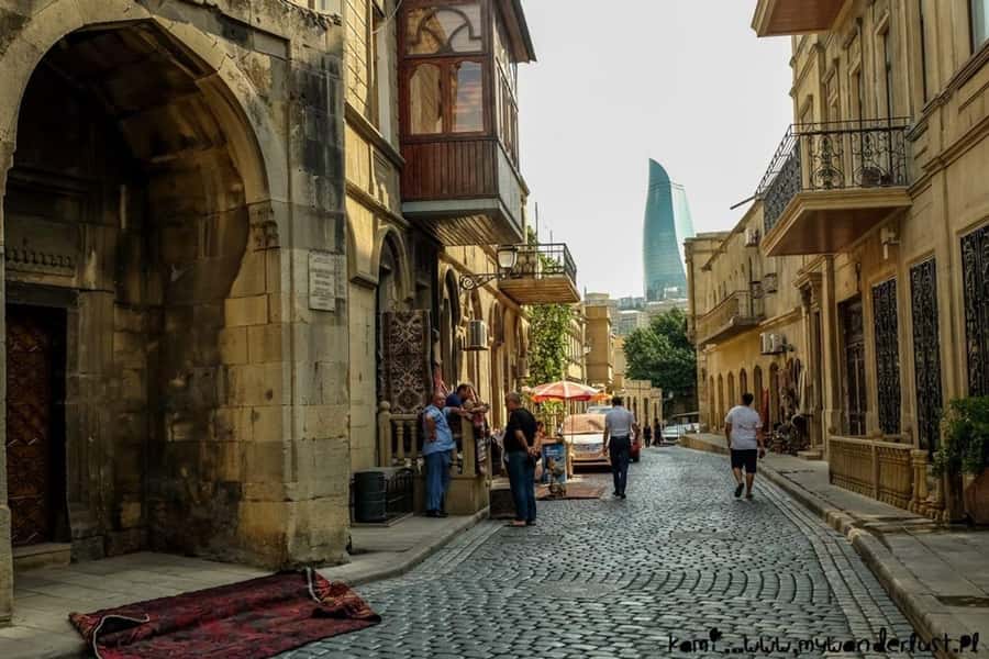 Baku: Stunning Walking Tour of Historical and Modern City - Baku Boulevard Along the Caspian Sea: The Modern Stroll You Need