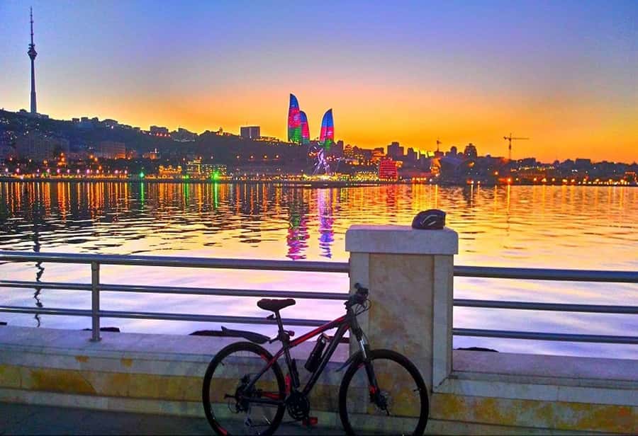 City Highlights Bike Tour - Meeting at the Double Gates, starting smoothly at 9:00 AM
