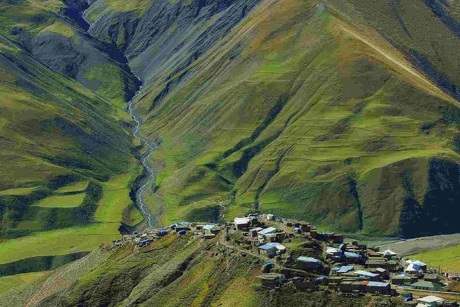 Khinalig - Gleykhudat 1 day hiking tour - Khinalig Village break: where the walk begins (and the altitude shows)