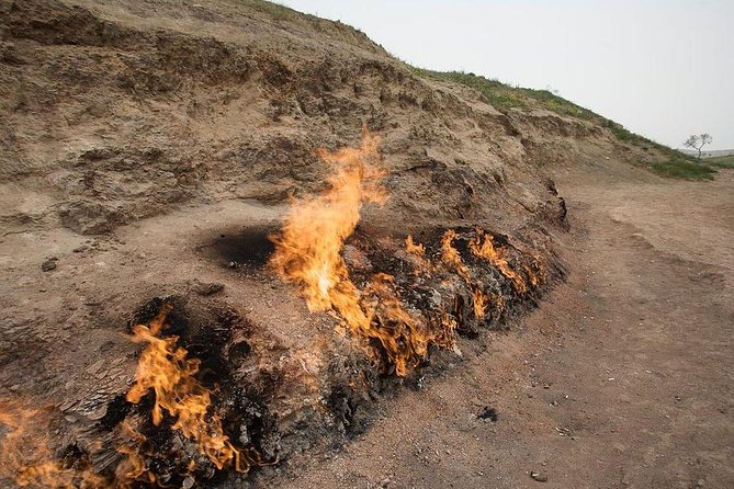 Mystic Ateshgah and Yanar Dag Tour - Stop 2: Yanar Dag, the Burning Mountain (about 20 minutes)